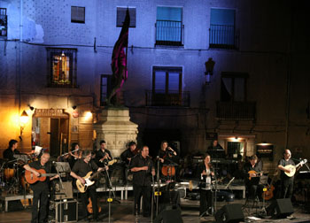 Nuevo Mester de Juglaría ante el acueducto de Segovia (foto Paco Manzano)